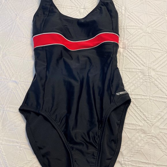 Selection of swim apparel - Picture 5 of 5